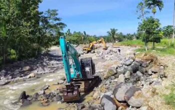 3 Alat Berat Mulai Normalisasi Sungai di Lokasi Banjir Kuranji Kota Padang 7 Alat Berat Mulai Normalisasi Sungai di Lokasi Banjir Kuranji Kota Padang