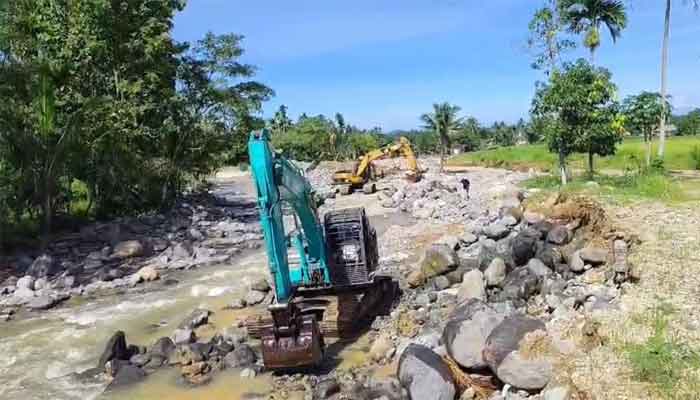 Alat Berat Mulai Normalisasi Sungai di Lokasi Banjir Kuranji Kota Padang