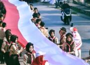 Sambut HUT RI ke-81 di Sawahlunto, 200 Peserta Arak Bendera Merah Putih Sepanjang 100 Meter