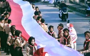 Sambut HUT RI ke-81 di Sawahlunto, 200 Peserta Arak Bendera Merah Putih Sepanjang 100 Meter 2 200 Peserta Arak Bendera Merah Putih Sepanjang 100 Meter dari Simpang Santur menuju Kantor Camat Barangin, Kota Sawahlunto