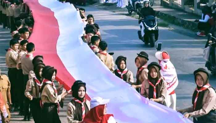 Sambut HUT RI ke-81 di Sawahlunto, 200 Peserta Arak Bendera Merah Putih Sepanjang 100 Meter