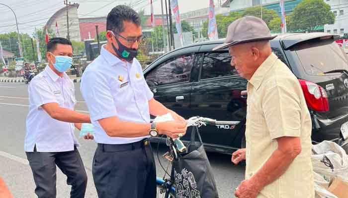 Cegah Dampak Kabut Asap, BKPSDM Muba Bagikan Masker ke Masyarakat 1 BKPSDM Muba Bagikan Masker ke Masyarakat