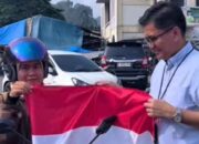 Badan Kesbangpol Kota Sawahlunto Bagikan Bendera Merah Putih kepada Masyarakat