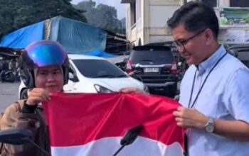 Badan Kesbangpol Kota Sawahlunto Bagikan Bendera Merah Putih kepada Masyarakat