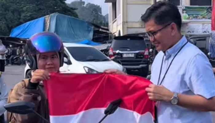 Badan Kesbangpol Kota Sawahlunto Bagikan Bendera Merah Putih kepada Masyarakat 1 Badan Kesbangpol Kota Sawahlunto Bagikan Bendera Merah Putih kepada Masyarakat
