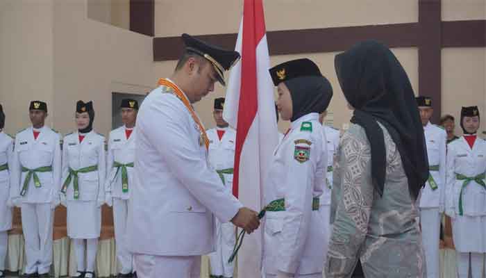 Bupati Benny Dwifa Kukuhkan 56 Anggota Paskibraka Kabupaten Sijunjung