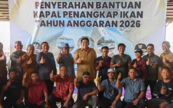 Bupati Bintan Serahkan 11 Unit Sarana Penangkapan Ikan kepada Kelompok Nelayan 3 Bupati Bintan, Roby Kurniawan foto bersama usai penyerahan 11 Unit Sarana Penangkapan Ikan kepada Kelompok Nelayan