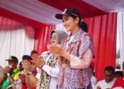 Pawai Alegoris HUT RI di Pulau Punjung Semarak, Bupati Dharmasraya Sapa Warga Sepanjang Rute 10 Bupati Dharmasraya, Annisa Suci Ramadhani sapa warga saat Pawai Alegoris HUT RI di Pulau Punjung