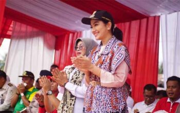 Bupati Dharmasraya, Annisa Suci Ramadhani sapa warga saat Pawai Alegoris HUT RI di Pulau Punjung