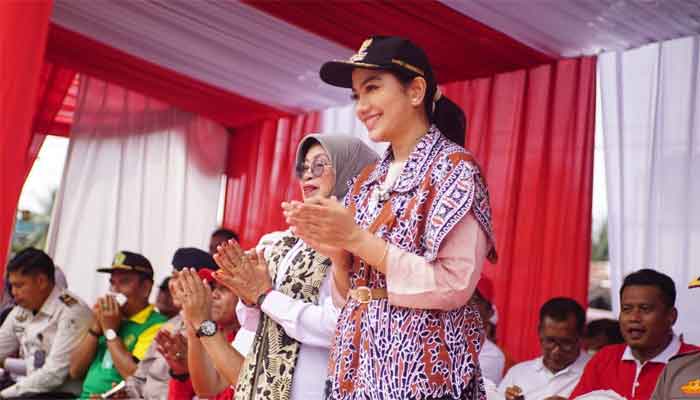Bupati Dharmasraya, Annisa Suci Ramadhani sapa warga saat Pawai Alegoris HUT RI di Pulau Punjung
