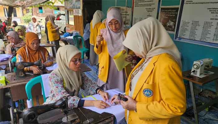 Ketua tim pengabdian, Prof. Dra. Ernawati, M.Pd., Ph.D. memberikan pelatihan menjahit sistem konveksi bagi masyarakat Nagari Lubuak Batingkok, Kecamatan Harau, Kabupaten Limapuluh Kota