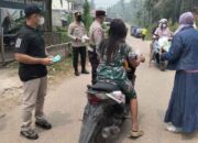 Tanggap Kabut Asap, Camat Lubuk Tarok Bersama Forkopimcam Bagikan Masker kepada Masyarakat
