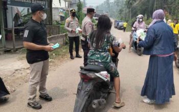 Camat Lubuk Tarok Bersama Forkopimcam Bagikan Masker kepada Masyarakat