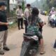 Tanggap Kabut Asap, Camat Lubuk Tarok Bersama Forkopimcam Bagikan Masker kepada Masyarakat