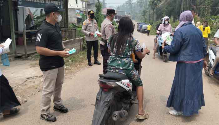 Tanggap Kabut Asap, Camat Lubuk Tarok Bersama Forkopimcam Bagikan Masker kepada Masyarakat