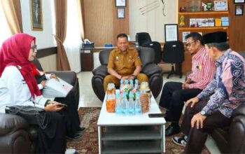 Wakil Wali Kota Payakumbuh Elzadaswarman saat menerima Ketua DPD LAKAM Kota Payakumbuh FM. Dt. Bandaro Nan Balidah bersama jajaran pengurus dan panitia