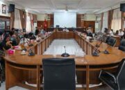 Komisi III DPRD Kota Bukittinggi Terima Audiensi Pedagang Kaki Lima Depan TMSBK 8 Audiensi Komisi III DPRD Kota Bukittinggi dengan Pedagang Kaki Lima Depan TMSBK