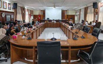 Komisi III DPRD Kota Bukittinggi Terima Audiensi Pedagang Kaki Lima Depan TMSBK 3 Audiensi Komisi III DPRD Kota Bukittinggi dengan Pedagang Kaki Lima Depan TMSBK