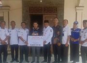 Dinsos Lampura Serahkan Santunan Kepada Korban Kebakaran Rumah di Tanjung Harapan