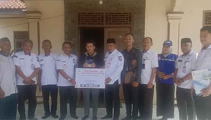 Dinsos Lampura Serahkan Santunan Kepada Korban Kebakaran Rumah di Tanjung Harapan