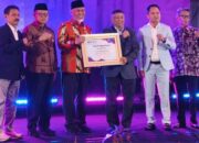 Gubernur Mahyeldi Terima Penghargaan Tokoh Inspiratif Pendidikan dalam Sumbar Teacher Summit 2026