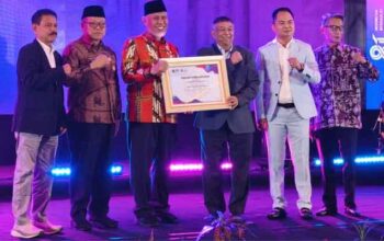 Gubernur Mahyeldi Terima Penghargaan Tokoh Inspiratif Pendidikan dalam Sumbar Teacher Summit 2026 1 Gubernur Mahyeldi Terima Penghargaan Tokoh Inspiratif Pendidikan dalam Sumbar Teacher Summit 2026