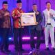 Gubernur Mahyeldi Terima Penghargaan Tokoh Inspiratif Pendidikan dalam Sumbar Teacher Summit 2026