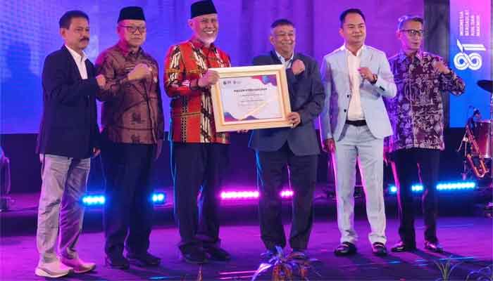 Gubernur Mahyeldi Terima Penghargaan Tokoh Inspiratif Pendidikan dalam Sumbar Teacher Summit 2026 1 Gubernur Mahyeldi Terima Penghargaan Tokoh Inspiratif Pendidikan dalam Sumbar Teacher Summit 2026