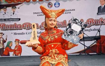 Hadist Dwi Cantika Juara 1 di Acara Lomba Badendang Minang Tingkat SMP se-Limapuluh Kota 4 Hadist Dwi Cantika Juara 1 di Acara Lomba Badendang Minang Tingkat SMP se-Limapuluh Kota