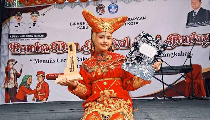 Hadist Dwi Cantika Juara 1 di Acara Lomba Badendang Minang Tingkat SMP se-Limapuluh Kota 1 Hadist Dwi Cantika Juara 1 di Acara Lomba Badendang Minang Tingkat SMP se-Limapuluh Kota