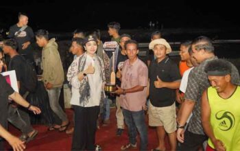 Harimau Buas Juara I Selaju Sampan Badunsanak Kampung Pulai Sitiung 2 Bupati Dharmasraya, Annisa Suci Ramadhani serahkan hadiah kepada Harimau Buas sebagai Juara I Selaju Sampan Badunsanak Kampung Pulai Sitiung