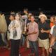 Bupati Dharmasraya, Annisa Suci Ramadhani serahkan hadiah kepada Harimau Buas sebagai Juara I Selaju Sampan Badunsanak Kampung Pulai Sitiung