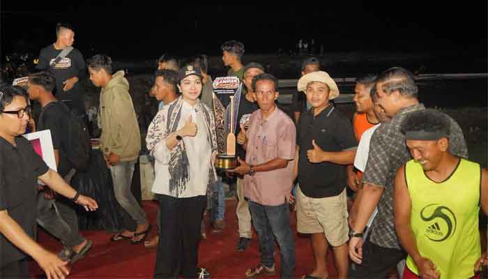 Bupati Dharmasraya, Annisa Suci Ramadhani serahkan hadiah kepada Harimau Buas sebagai Juara I Selaju Sampan Badunsanak Kampung Pulai Sitiung