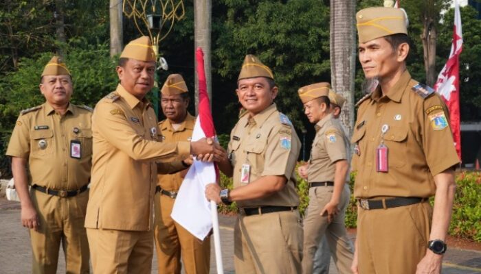 Jakarta Timur Mulai “Merah Putihkan” Wilayah, 10 Camat Terima Bendera dari Munjirin
