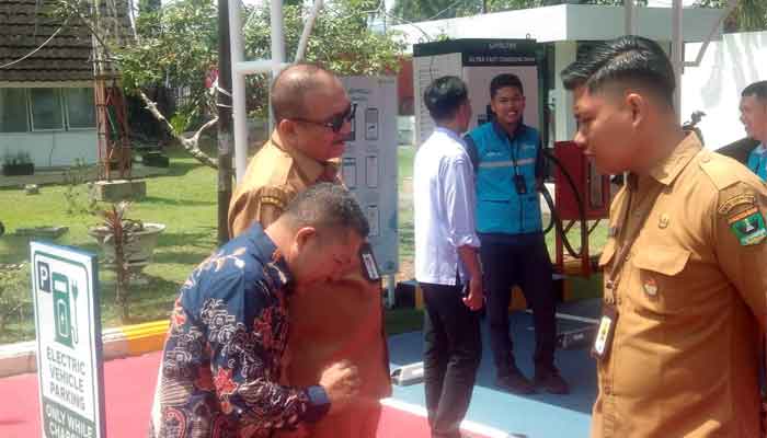 Kepala Biro Umum Setdapemprov Sumbar, Andre Algamar meninjau SPKLU PT PLN di halaman kantor Gubernur Sumbar