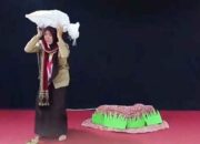 Khania Apricia Hastari, siswi SMP Negeri 1 Solok Selatan (Solsel) berhasil meraih Juara I Lomba Mendongeng Tingkat SMP/MTs se-Provinsi Sumatera Barat