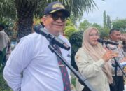 Kirab Bendera dan Naskah Proklamasi Warnai Pelaksanaan Upacara HUT RI ke-81 di Sumbar 9 Kabiro Umum Setdaprov Sumbar, Andree Harmadi Algamar saat persiapan pelaksanaan upacara peringatan HUT RI ke-81 di halaman Istana Guburan Sumbar