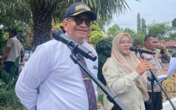 Kirab Bendera dan Naskah Proklamasi Warnai Pelaksanaan Upacara HUT RI ke-81 di Sumbar 1 Kabiro Umum Setdaprov Sumbar, Andree Harmadi Algamar saat persiapan pelaksanaan upacara peringatan HUT RI ke-81 di halaman Istana Guburan Sumbar