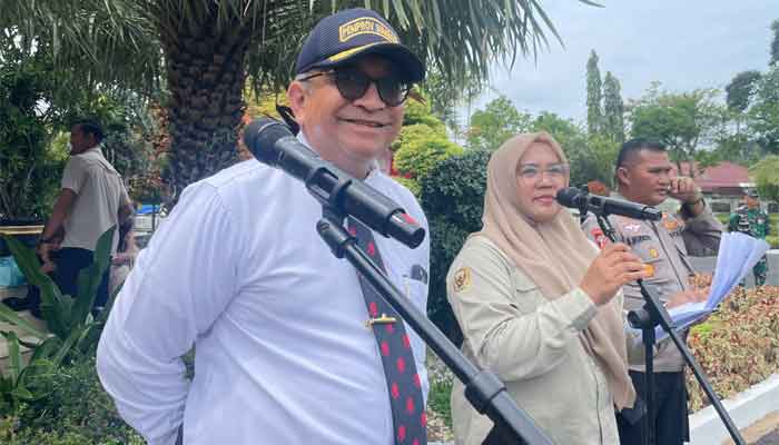 Kirab Bendera dan Naskah Proklamasi Warnai Pelaksanaan Upacara HUT RI ke-81 di Sumbar 1 Kabiro Umum Setdaprov Sumbar, Andree Harmadi Algamar saat persiapan pelaksanaan upacara peringatan HUT RI ke-81 di halaman Istana Guburan Sumbar