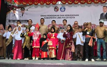 Wabup Limapuluh Kota Buka Lomba Festival Seni Kategori Bercerita Legenda Minangkabau 2 Wabup Limapuluh Kota, Ahlul Badrito Resha saat pembukaan Lomba Festival Seni Kategori Bercerita Legenda Minangkabau