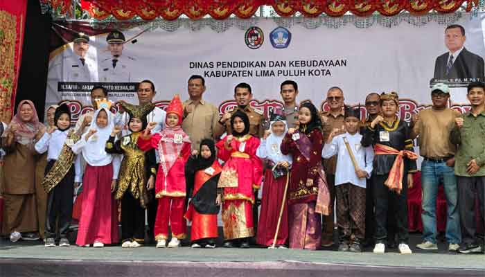 Wabup Limapuluh Kota Buka Lomba Festival Seni Kategori Bercerita Legenda Minangkabau 1 Wabup Limapuluh Kota, Ahlul Badrito Resha saat pembukaan Lomba Festival Seni Kategori Bercerita Legenda Minangkabau
