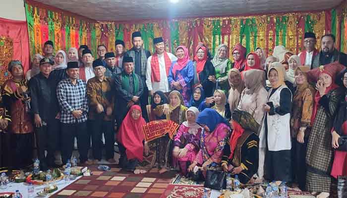 Mahasiswa KKN Universitas Baiturrahmah Padang berkumpul di Nagari Tabek, Kabupaten Dharmasraya