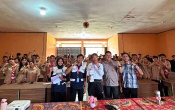 Mahasiswa KKN UNP Ajak Siswa SMKN 3 Mentawai Kenali HIV dan Bijak Bermedsos 4 Mahasiswa KKN Universitas Negeri Padang bersama guru dan siswa SMKN 3 Kepulauan Mentawai dalam kegiatan edukasi di sekolah.