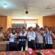 Mahasiswa KKN Universitas Negeri Padang bersama guru dan siswa SMKN 3 Kepulauan Mentawai dalam kegiatan edukasi di sekolah.