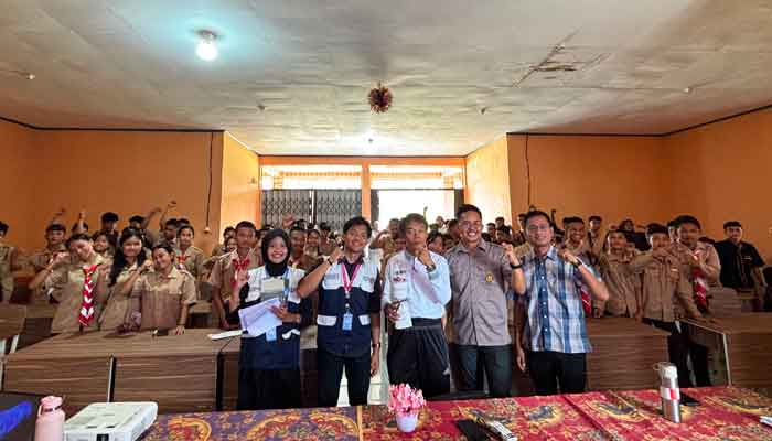 Mahasiswa KKN Universitas Negeri Padang bersama guru dan siswa SMKN 3 Kepulauan Mentawai dalam kegiatan edukasi di sekolah.