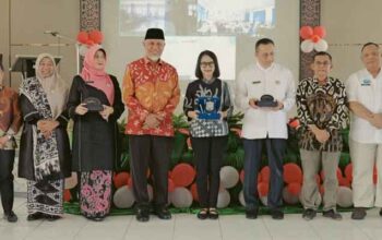 Penandatanganan MoU Pengampuan Pelayanan Mata antara Pemprov Sumbar dan Rumah Sakit Mata Cicendo Bandung, serta Perjanjian Kerja Sama dengan 24 rumah sakit jejaring pengampu layanan mata di Sumatera Barat, di RSUD Dr. Achmad Mochtar Bukittinggi