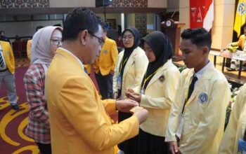 Rektor UNP, Krismadinata saat menyerahkan kartu mahasiswa ke Maba