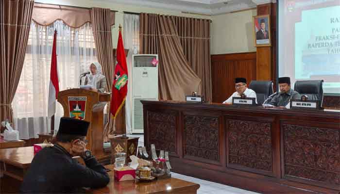 Fraksi-fraksi DPRD Bukittinggi Sampaikan Pandangan Umum terhadap Ranperda Perubahan APBD 2026 1 Fraksi-fraksi DPRD Bukittinggi Sampaikan Pandangan Umum terhadap Ranperda Perubahan APBD 2026