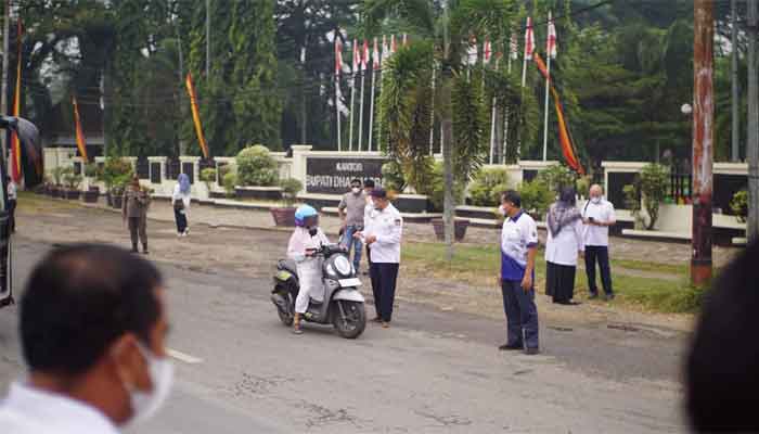 Pemkab Dharmasraya Bagian Ribuan Masker kepada Pengendara