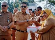 Sambut HUT RI ke-81, Pemkab Solok Selatan Bagikan Bendera Merah Putih